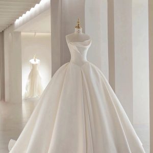 Vintage Satin Tube Simple Satin  Women Off Shoulder Wedding Dresses for Bride  Sleeveless Ball Gown Beach Bridal Gown with Train Top Light Master Wedding Bridal Dress